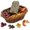 Gnavernes Univers naturlige snacks og foder til gnavere, inklusive tørrede grøntsager, frø, og pellets, præsenteret i en kurv. Ideelt til hamstere, kaniner og andre små kæledyr.