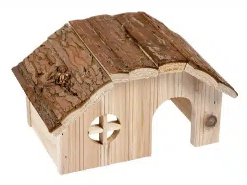 Sødt træhus til gnavere, ideelt som tilflugtssted og legetøj. Lavet af naturligt træ med bark på taget, perfekt til hamstere og mus. Giver en tryg og hyggelig plads til dit kæledyr.