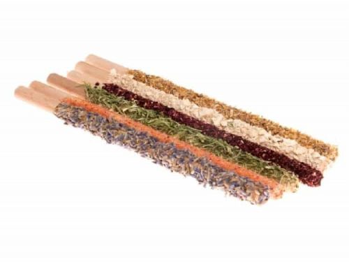 Naturlige snacks til gnavere, bestående af seks forskellige varianter på træstænger, fyldt med urter og frø til gnavere og mindre kæledyr. Ideel til at understøtte sundheden og trivsel hos dit kæledyr.