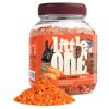 Dried carrot snack fra Little One til gnavere og små kæledyr, præsenteret i en praktisk beholder med en lækker blanding af tørrede gulerødder. Ideel til belønning og sund snacks.