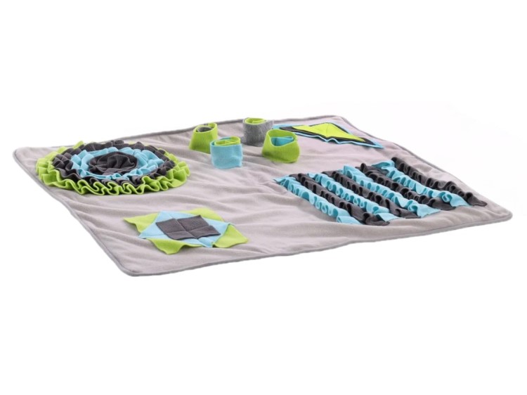 520718 - sniffing carpet joya 85x70x5,5cm | gnavernes univers Farverigt aktivitetsområde til gnavere med forskellige teksturer og skjulte legetøjsdele, designet til mental stimulering og underholdning. Ideel til hamster, mus og andre små kæledyr. | gnavernes univers