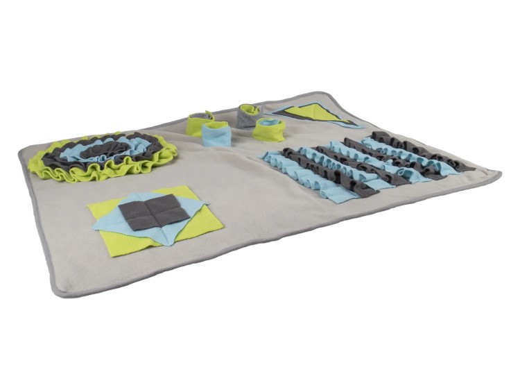 520718 - sniffing carpet joya 85x70x5,5cm1 | gnavernes univers Legetæppe til gnavere i blødt fleece, designet til mental stimulering med flere forskellige teksturer og skjulte godbidder. Ideelt til hamster, mus og andre små kæledyr. Farverne inkluderer grå, blå, grøn og gul. | gnavernes univers
