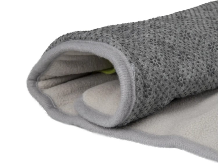 520718 - sniffing carpet joya 85x70x5,5cm3 | gnavernes univers Lille, grå fleece-sovepose til gnavere, perfekt til at skabe et varmt og hyggeligt miljø for mindre kæledyr som hamster og mus. Ideel til indendørs brug og bidrager til dyrenes velvære. | gnavernes univers