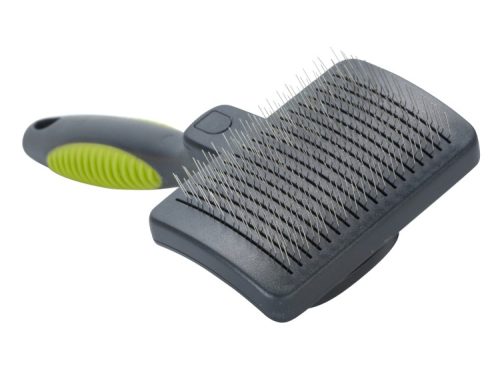 Børste til pelspleje af små kæledyr, ideel til gnavere som kaniner og marsvin, med ergonomisk håndtag for bedre greb. Perfekt til at fjerne døde hår og snavs.