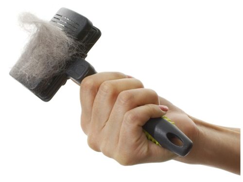 Børste til pelspleje af små kæledyr, designet til effektivt at fjerne løse hår og underuld, ideel til gnavere og mindre kæledyr. Ergonomisk håndtag giver komfortabelt greb.