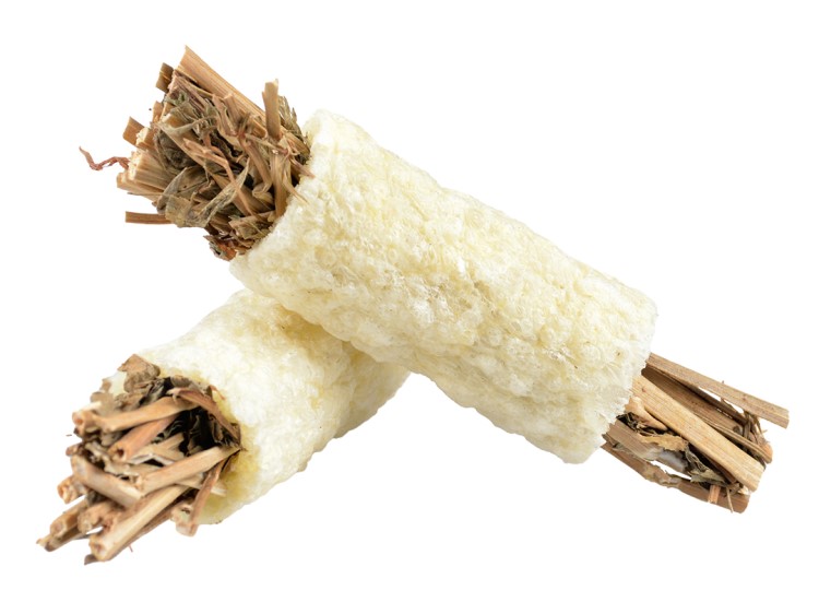 Duvo+ tyggerulle lucerne og popcorn 20g - åben | gnavernes univers Naturlige snacks til gnavere, fyldt med græsstrå og urter. Ideel til chincillaer, kaniner og andre små kæledyr for at støtte deres tandpleje og aktivitet. Gnavernes univers tilbyder disse sundhedsbevidste godbidder for et godt og aktivt liv. | gnavernes univers