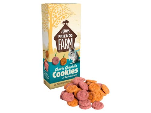 Tiny Friends Farm Charlie Chinchilla Cookies med rosiner og gulerod, velegnede snacks til gnavere. Pakken indeholder små, farverige småkager, der fremmer en sund kost og tilfredsstiller nysgerrige dyr.