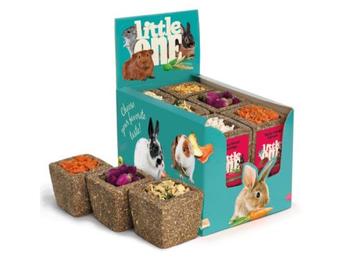 Billede af en salgskarton med små snacks til gnavere fra mærket Little One. Kartonen indeholder forskellige smagsvarianter i form af farverige klodser, der er designet til at tilfredsstille gnaveres smagsløg, herunder gulerod, blomster og grøntsager. Ideelt til hamstere, kaniner og andre små kæledyr.