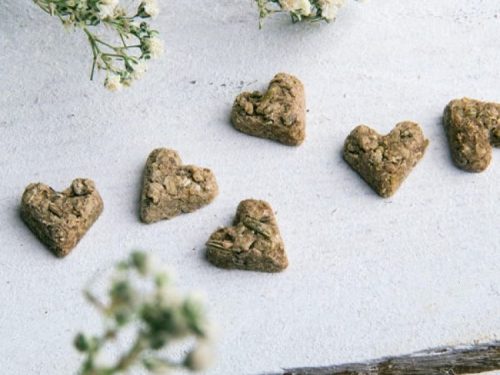 Hjerteformede snacks til gnavere, lavet af naturlige ingredienser, ideelle som en sund godbid til dit kæledyr. Perfekt til hamstere, mus og andre små dyr. | gnavernes univers