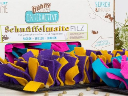 Schnüffelmatte fra bunny er en interaktiv aktivitetsmåtte til dværgkaniner og gnavere. Den farverige måtte er designet til at stimulere dit kæledyrs sanser gennem søgning og leg. Ideel til at holde små kæledyr aktive og engagerede. | gnavernes univers