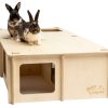 To gode kaniner på en træplatform designet til små kæledyr, fra mærket bunny by puppiames. Platformen har åbninger til leg og hvile, ideel til gnavere. | gnavernes univers