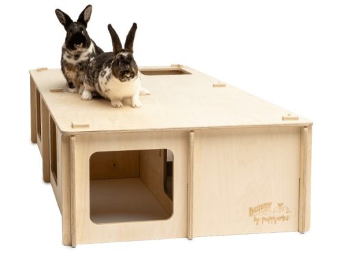 To gode kaniner på en træplatform designet til små kæledyr, fra mærket Bunny by Puppiames. Platformen har åbninger til leg og hvile, ideel til gnavere.