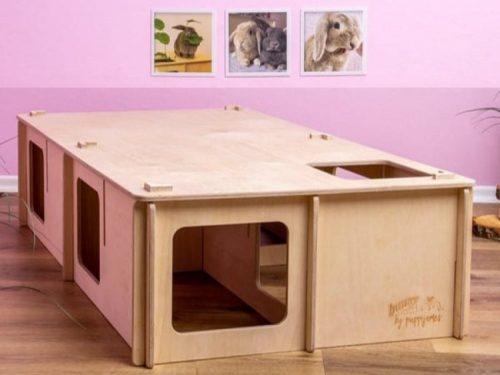Stort aktivitetsområde til gnavere, lavet af træ, med åbninger til leg og udforskning. Ideelt til kaniner og mindre kæledyr. Designet af bunny by puppylove. | gnavernes univers