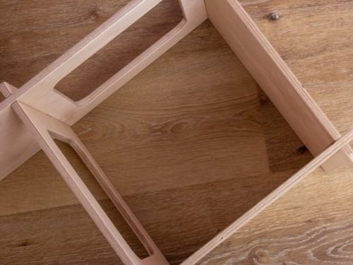 Træhylde til gnavere, ideel til opbevaring af udstyr og tilbehør, fremstillet i holdbart materiale med praktiske håndtag til nem transport.