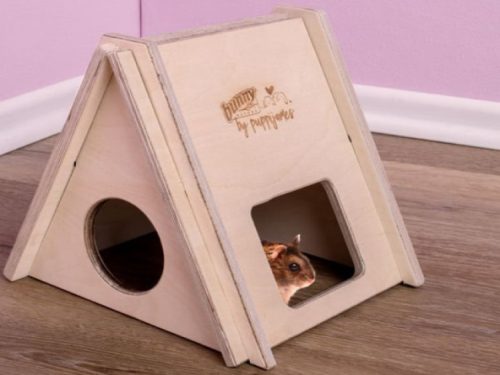 Klassisk træhus til gnavere fra Bunny by Puppytales, perfekt til at skabe et trygt og hyggeligt miljø for dit kæledyr. Huset har åbninger til leg og udforskning, ideelt til hamstere og andre små kæledyr.