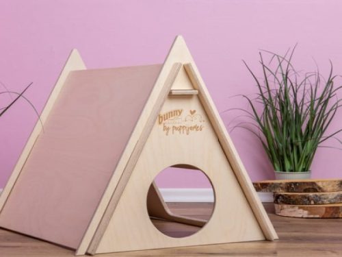 Træhus til gnavere fra bunny by puppies, ideelt som legetøj og skjulested til kaniner og mindre kæledyr. Designet i naturligt træ med en hyggelig, pyramideformet struktur. | gnavernes univers