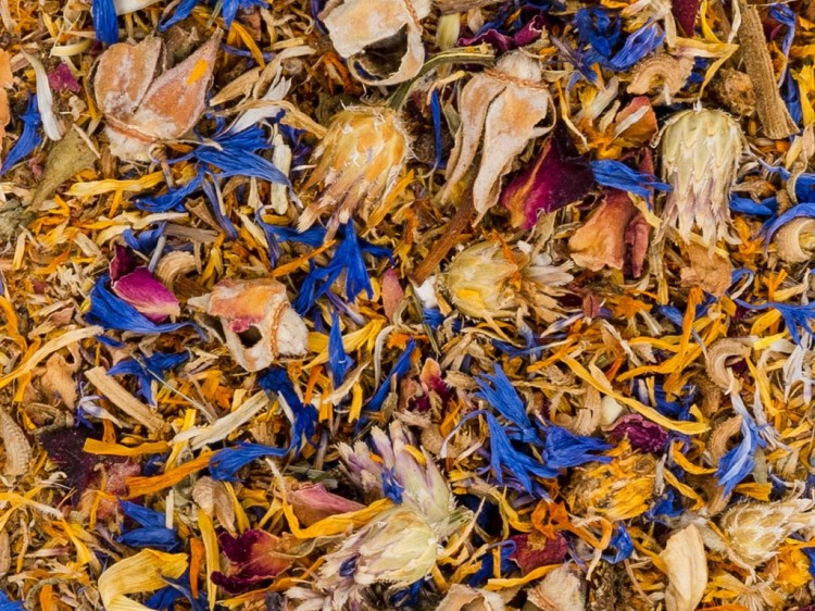 Jr farm blomsterkage 75g 2 | gnavernes univers Blandede tørrede urter og blomster til gnavere, ideelle som en naturlig snack eller til pynt i bur. Perfekt til at berige kost og skabe et hyggeligt miljø for mindre kæledyr. | gnavernes univers