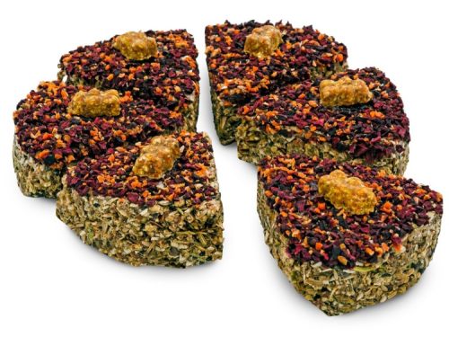Hjerteformede snacks til gnavere med naturlige ingredienser, pyntet med frugtkorn og grøntsager, ideelle til hamstere og kaniner. Perfekt som belønning eller supplement til kosten. | gnavernes univers