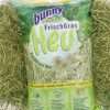 Frisk græs hø fra bunny, ideelt til gnavere og mindre kæledyr, pakket i en praktisk pose med naturlige ingredienser som kamille og mazzanilla. Perfekt til at sikre en sund og varieret kost. | gnavernes univers