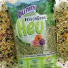 Frisk græs hø fra bunny, ideelt til gnavere og mindre kæledyr. Høet er fyldt med blomster og urter, der fremmer sundhed og velvære. Perfekt som en naturlig del af kosten for dine kæledyr. | gnavernes univers