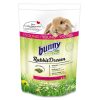 Bunny Nature RabbitDream foder til unge kaniner, indeholder 42 forskellige planter fra naturlige enge, der understøtter sund vækst og optimal kalciumbalance. Velegnet til kaniner op til 6 måneder gamle.