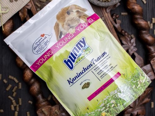 Bunny KaninchenTraum foder til unge kaniner, pakket i en farverig pose med naturlige ingredienser og en beskrivelse af næringsindholdet. Ideelt til sund vækst og trivsel hos små gnavere.
