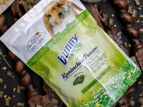 Bunny kaninchen traum urtesnacks til kaniner, pakket i en grøn og hvid pose med billeder af græs og blomster, ideel til sund og velsmagende belønning til gnavere. | gnavernes univers
