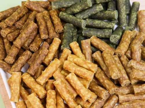 Gnaver snacks i forskellige smagsvarianter, perfekt til hamstere og andre små kæledyr, der fremmer tandpleje og sundhed. Ideel til belønning og aktivering af leg.