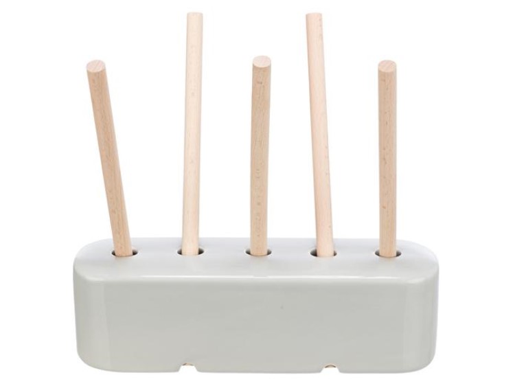 Trixie food manger ceramic-wood 1 | gnavernes univers Praktisk opbevaringsholder til kæledyrsudstyr med fire træstænger i en stilren grå base. Ideel til organisering af legetøj og tilbehør til gnavere og mindre kæledyr. | gnavernes univers