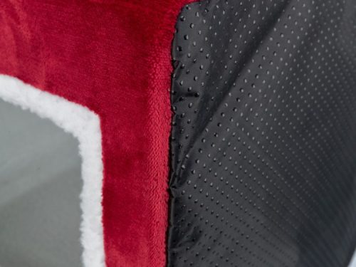 Hjørnet af en blød, rød og sort hule til gnavere med fleeceforing og vandafvisende yderside, perfekt til mindre kæledyr som hamstere og mus.