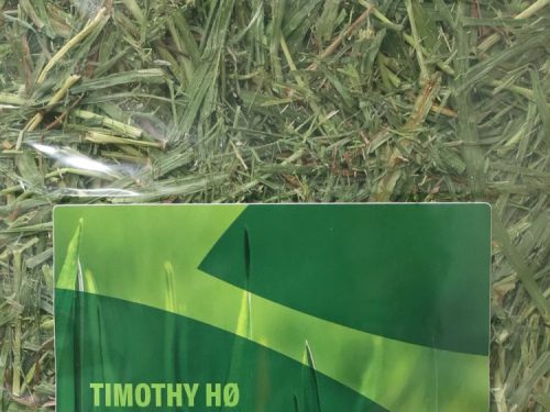 Timothy hø til gnavere, ideelt til hamster, kanin og marsvin, pakket i praktisk plastpose. Høet er af høj kvalitet og sikrer optimal ernæring og trivsel for mindre kæledyr. | gnavernes univers