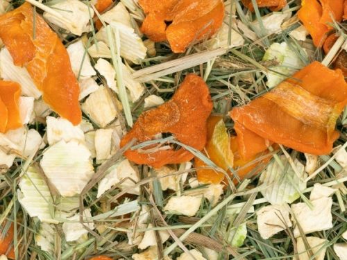 Tørrede grøntsagsbidder til gnavere og mindre kæledyr, sammensat af gulerod og andre sundhedsfremmende ingredienser, der giver en velsmagende og nærende snack. Ideel til at berige kosten og stimulere dyrenes naturlige tyggeadfærd. | gnavernes univers