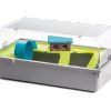 Gnaverbur med tilbehør til mindre kæledyr, inklusiv rør og træhus, ideel til hamstere og mus. Transparent låg for optimal ventilation og synlighed. | gnavernes univers