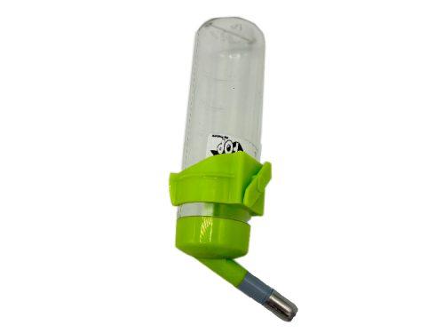 Vandflaske til gnavere i klart plastik med grønne detaljer og en metaldriketud. Ideel til hamstere, marsvin og andre små kæledyr for nem adgang til frisk vand.